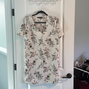 Cool and easy summer t-shirt style floral dress. Size m from dynamite clothing